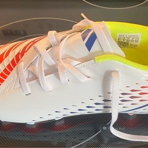 NEW IN THE BOX…. Men’s size 8.5 soccer cleats Predator Edge.4 FxG.